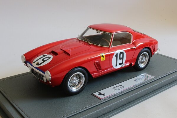 Ferrari Ferrari 250GT SWB 3.0L V12 #19 North American Racing Team 24H Le Mans 1960 + Showcase  - 1:18 - BBR Ferrari Ferrari 250GT SWB 3.0L V12 #19 North American Racing Team 24H Le Mans 1960 + Showcase  - 1:18 - BBR