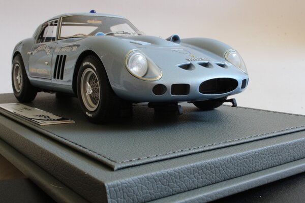 Ferrari Ferrari 250 GTO Coupe 'Victoria High School' 1965 + Showcase - 1:18 - BBR Ferrari Ferrari 250 GTO Coupe 'Victoria High School' 1965 + Showcase - 1:18 - BBR