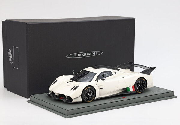 Pagani Pagani Huyara R 2021 + Showcase - 1:18 - BBR Pagani Pagani Huyara R 2021 + Showcase - 1:18 - BBR
