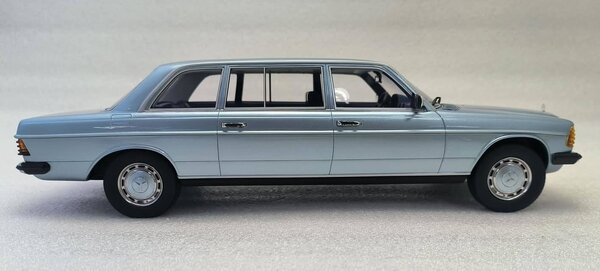 Mercedes-Benz Mercedes-Benz E-Class E250 (W123) 1978 - 1:18 - Cult Scale Models Mercedes-Benz Mercedes-Benz E-Class E250 (W123) 1978 - 1:18 - Cult Scale Models