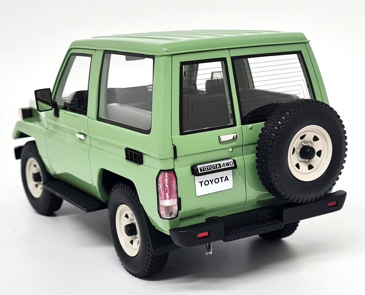 Rover Toyota Land Cruiser BJ70 1984 - 1:18 - Cult Scale Models