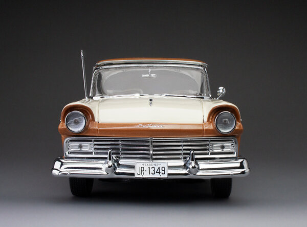 Ford Ford Fairlane 500 Skyliner 1957 - 1:18 - Sun Star Ford Ford Fairlane 500 Skyliner 1957 - 1:18 - Sun Star
