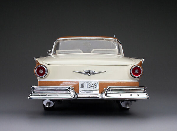 Ford Ford Fairlane 500 Skyliner 1957 - 1:18 - Sun Star Ford Ford Fairlane 500 Skyliner 1957 - 1:18 - Sun Star