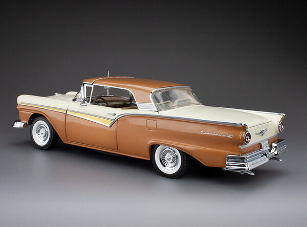 Ford Ford Fairlane 500 Skyliner 1957 - 1:18 - Sun Star Ford Ford Fairlane 500 Skyliner 1957 - 1:18 - Sun Star