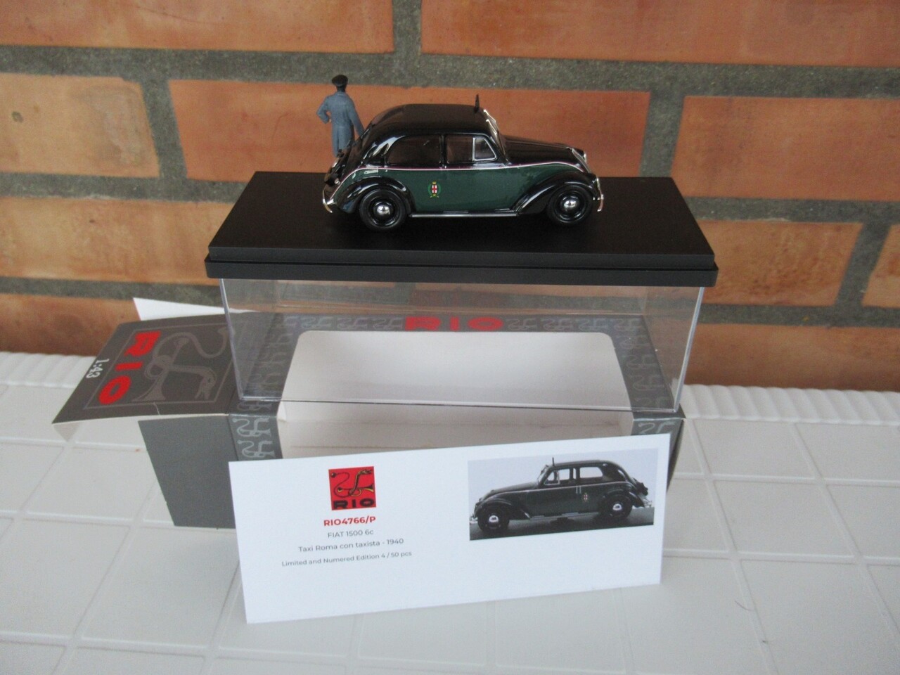 Fiat Fiat 1500 6C Taxi Rome + Driver 1940 - 1:43 - Rio Fiat Fiat 1500 6C Taxi Rome + Driver 1940 - 1:43 - Rio