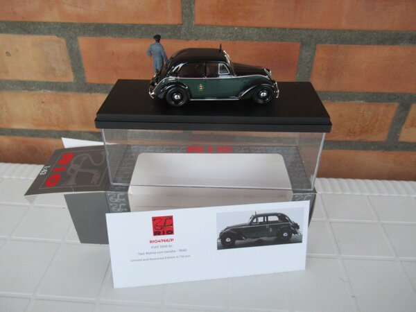 Fiat Fiat 1500 6C Taxi Rome + Driver 1940 - 1:43 - Rio Fiat Fiat 1500 6C Taxi Rome + Driver 1940 - 1:43 - Rio