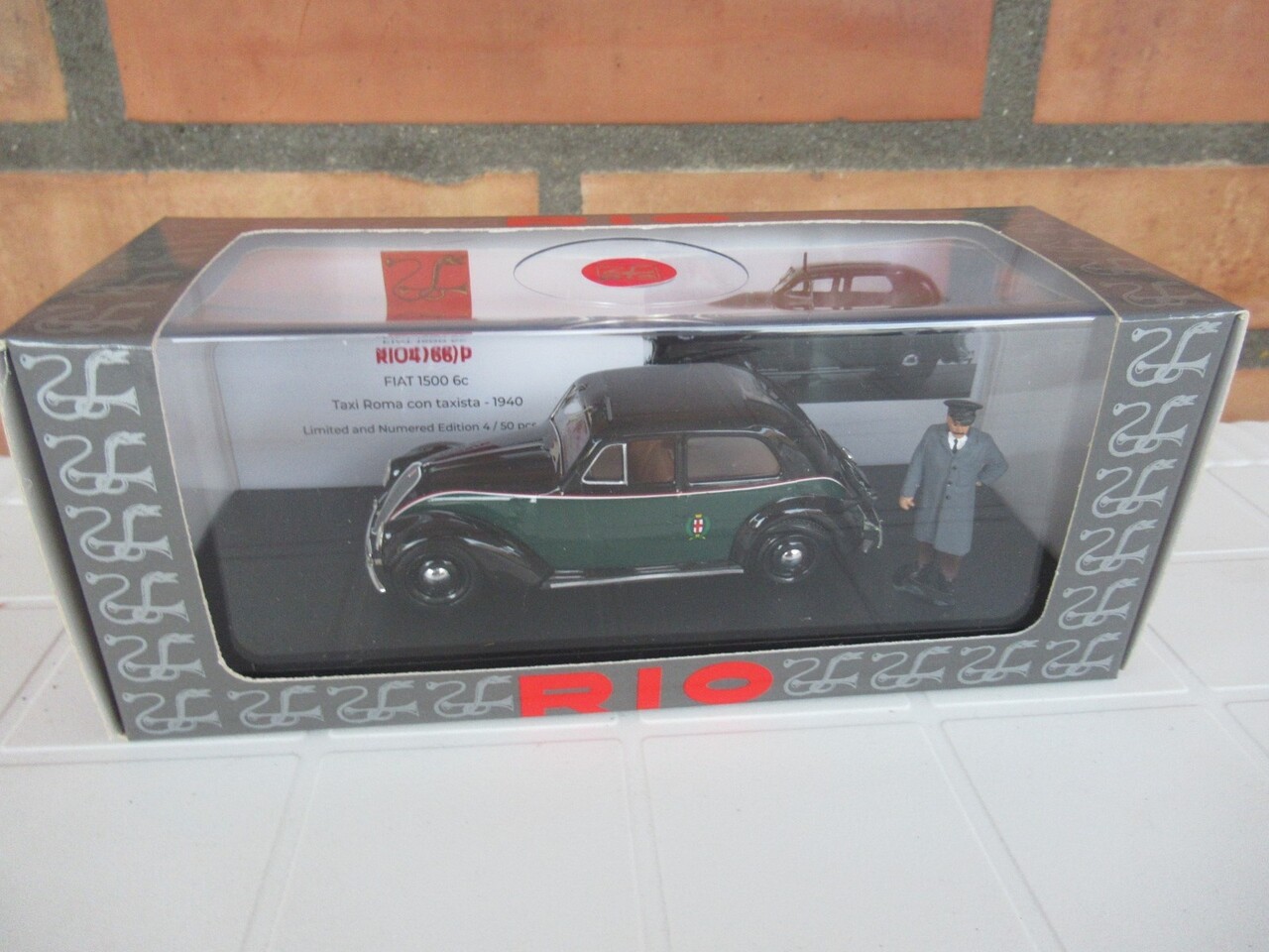 Fiat Fiat 1500 6C Taxi Rome + Driver 1940 - 1:43 - Rio Fiat Fiat 1500 6C Taxi Rome + Driver 1940 - 1:43 - Rio