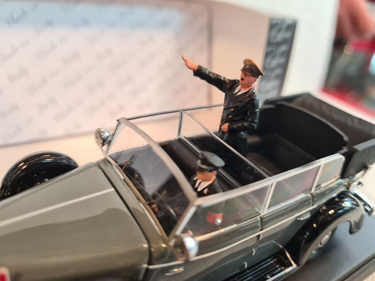 Mercedes-Benz Mercedes-Benz 770K Cabriolet 1942 + Figures Hitler + Driver - 1:43 - Rio Mercedes-Benz Mercedes-Benz 770K Cabriolet 1942 + Figures Hitler + Driver - 1:43 - Rio