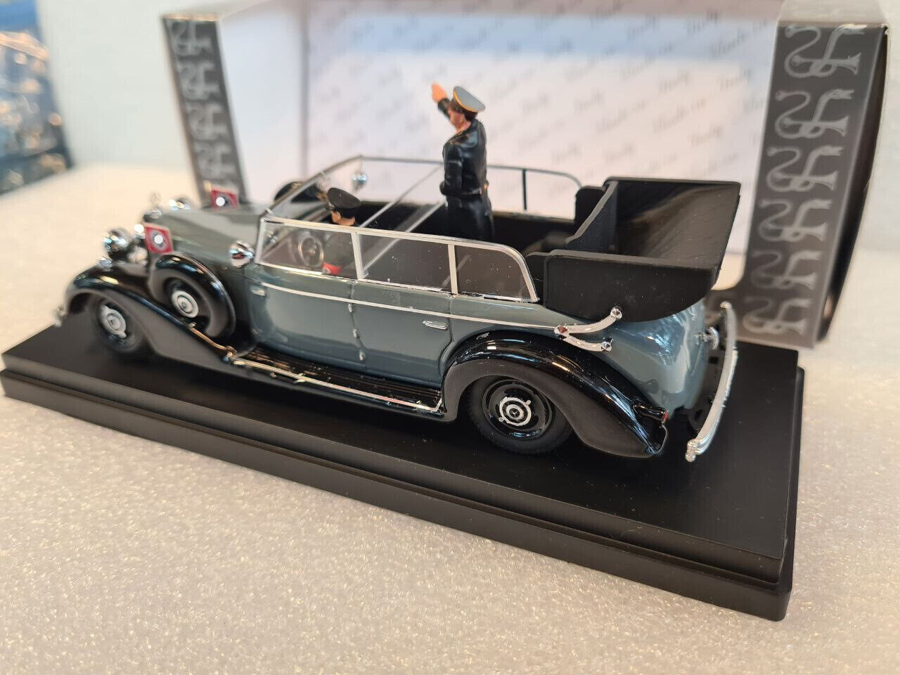 Mercedes-Benz Mercedes-Benz 770K Cabriolet 1942 + Figures Hitler + Driver - 1:43 - Rio Mercedes-Benz Mercedes-Benz 770K Cabriolet 1942 + Figures Hitler + Driver - 1:43 - Rio