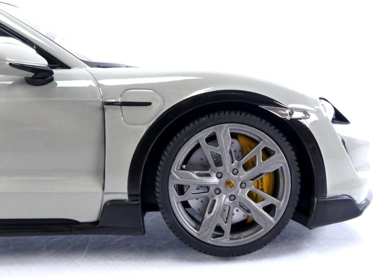 Porsche Porsche Taycan CUV Turbo S 2021 - 1:18 - Minichamps Porsche Porsche Taycan CUV Turbo S 2021 - 1:18 - Minichamps