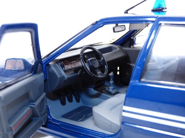 Renault Renault 21 Turbo Gendarmerie Brigade 1992 - 1:18 - Solido Renault Renault 21 Turbo Gendarmerie Brigade 1992 - 1:18 - Solido