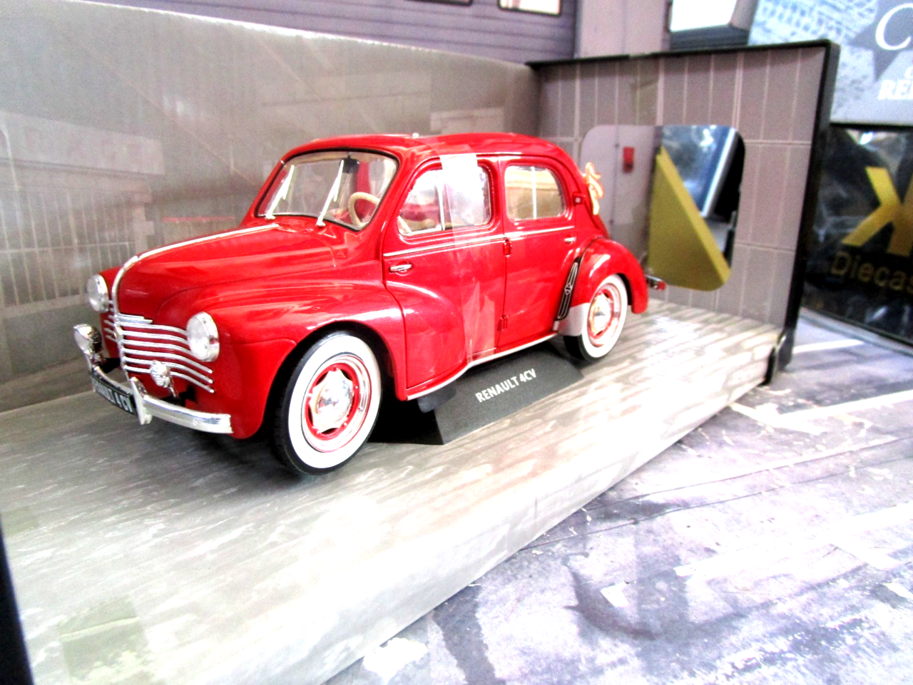 Renault Renault 4CV Sunroof 1951 - 1:18 - Solido Renault Renault 4CV Sunroof 1951 - 1:18 - Solido