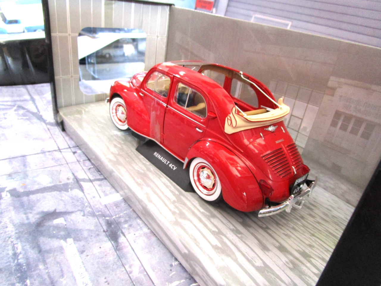 Renault Renault 4CV Sunroof 1951 - 1:18 - Solido Renault Renault 4CV Sunroof 1951 - 1:18 - Solido