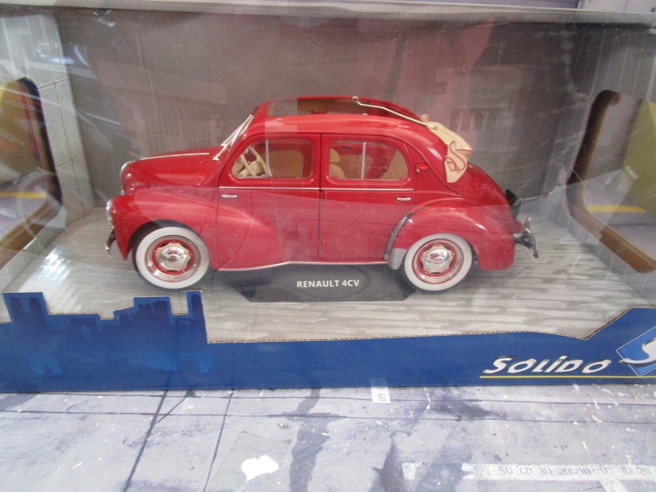 Renault Renault 4CV Sunroof 1951 - 1:18 - Solido Renault Renault 4CV Sunroof 1951 - 1:18 - Solido