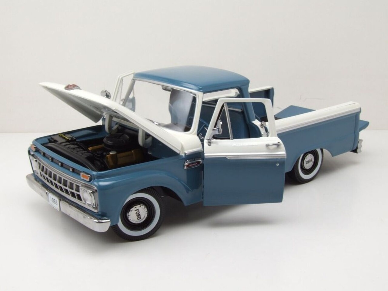 Ford Ford F-100 Custom Cab Pick-Up 1965 - 1:18 - Sun Star