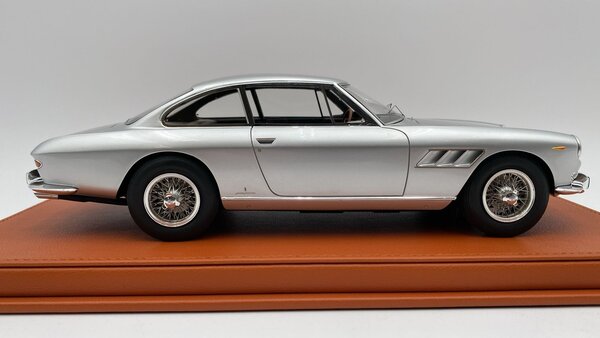 Ferrari Ferrari 330 GT 2+2 1965 - 1:18 - Top Marques Collectibles