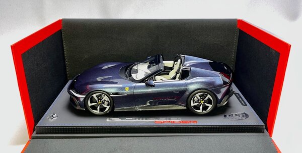 Ferrari Ferrari 12 Cil. V12 830cv Spider Open 2024 + Showcase - 1:18 - BBR
