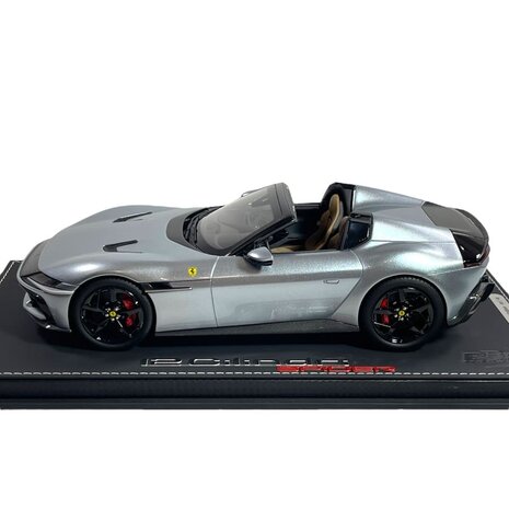 Ferrari Ferrari 12 Cil. V12 830cv Spider Open 2024 + Showcase - 1:18 - BBR