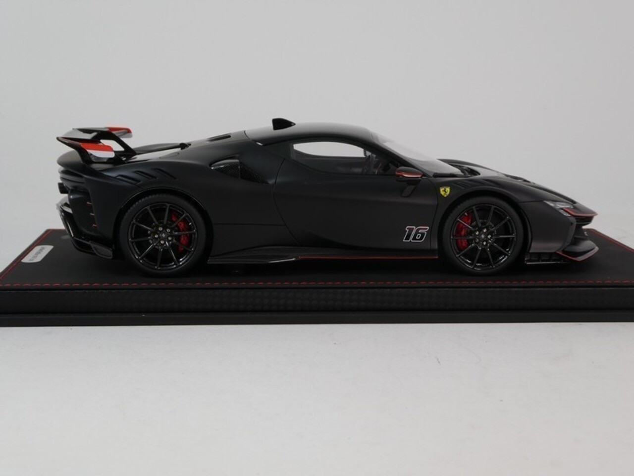 Ferrari Ferrari SF90 XX Stradale #16 Personal Car Charles Leclerc 2024 + Showcase - 1:18 - BBR
