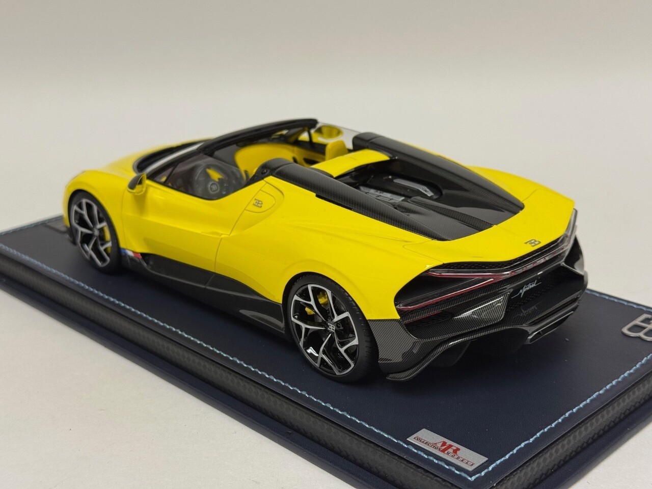 Bugatti Bugatti Mistral W16 2023 + Showcase  - 1:18 - MR Collection Models