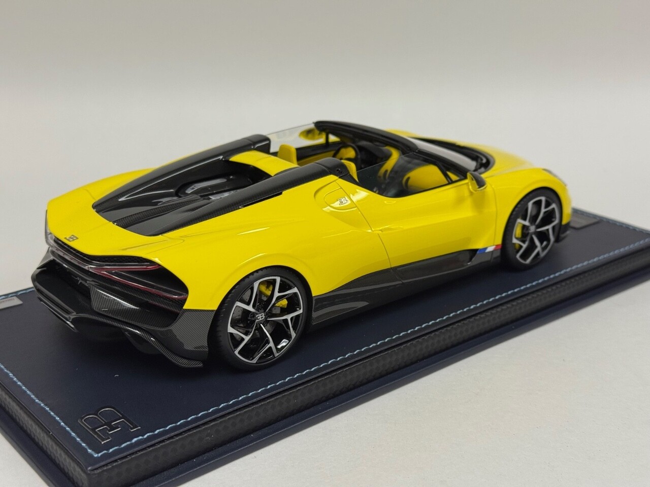 Bugatti Bugatti Mistral W16 2023 + Showcase  - 1:18 - MR Collection Models