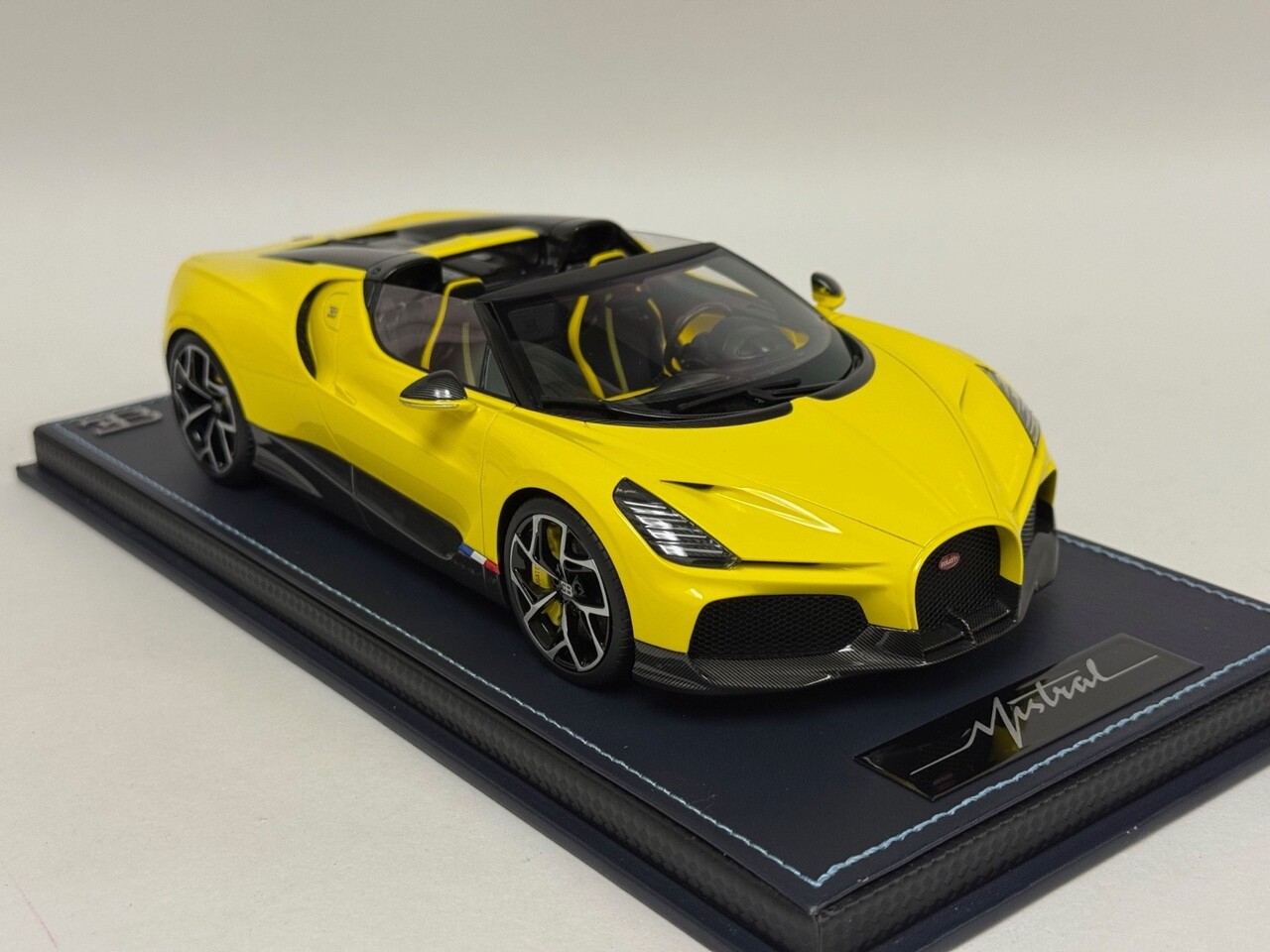 Bugatti Bugatti Mistral W16 2023 + Showcase  - 1:18 - MR Collection Models