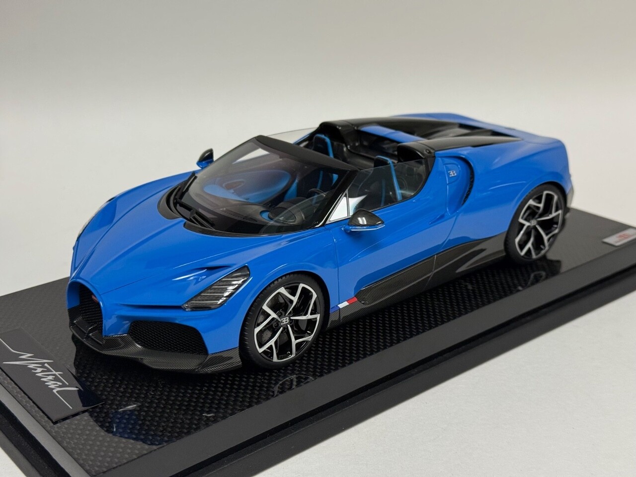 Bugatti Bugatti Mistral W16 2023 + Showcase  - 1:18 - MR Collection Models