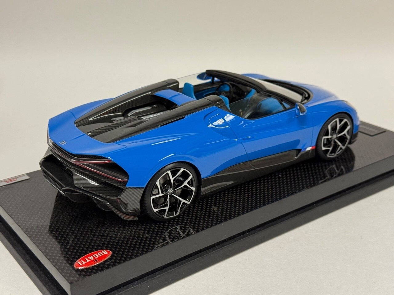 Bugatti Bugatti Mistral W16 2023 + Showcase  - 1:18 - MR Collection Models