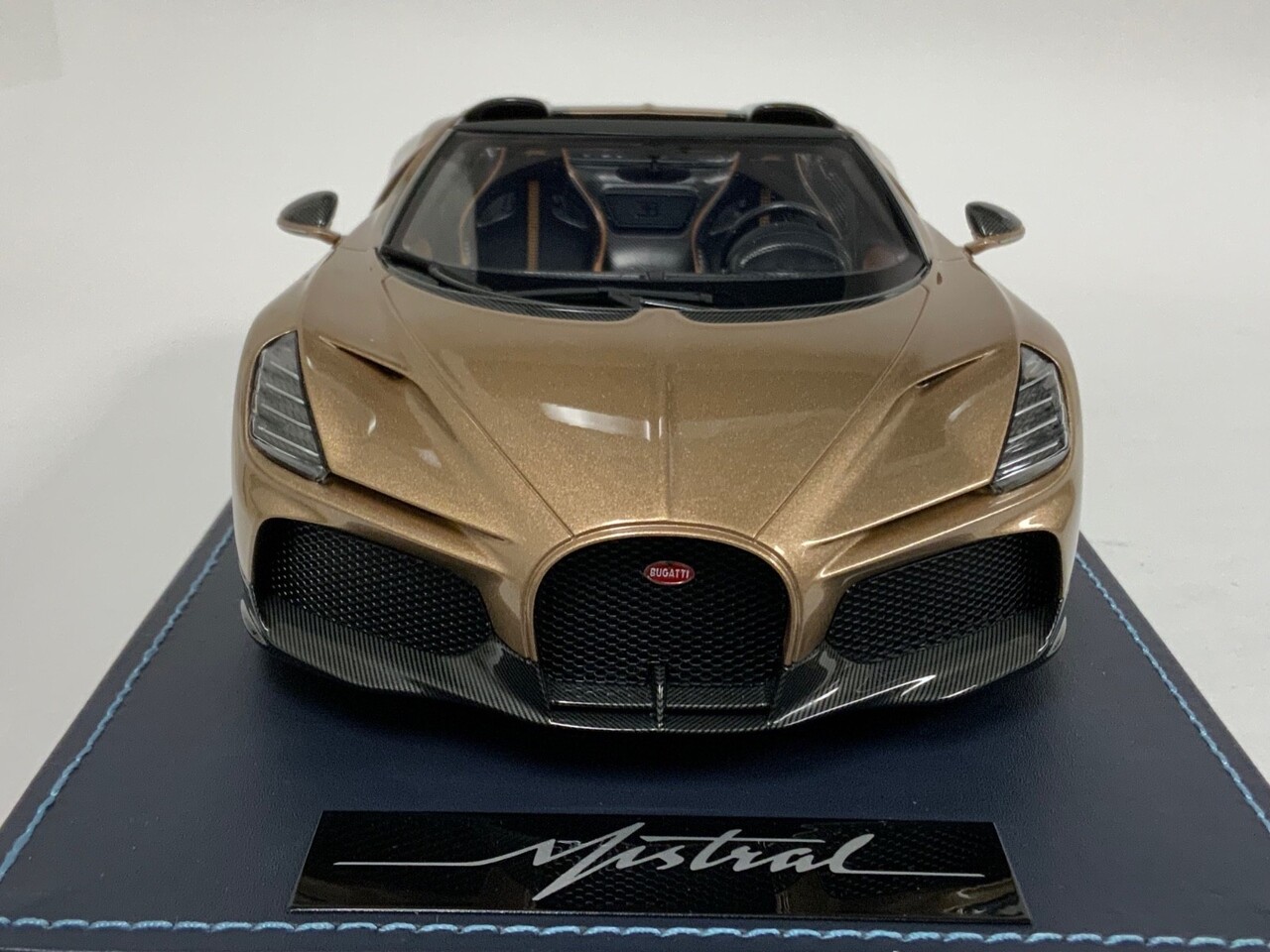 Bugatti Bugatti Mistral W16 2023 + Showcase  - 1:18 - MR Collection Models