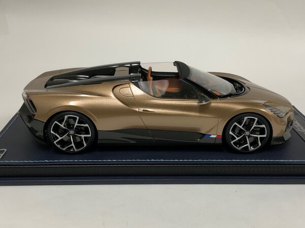 Bugatti Bugatti Mistral W16 2023 + Showcase  - 1:18 - MR Collection Models