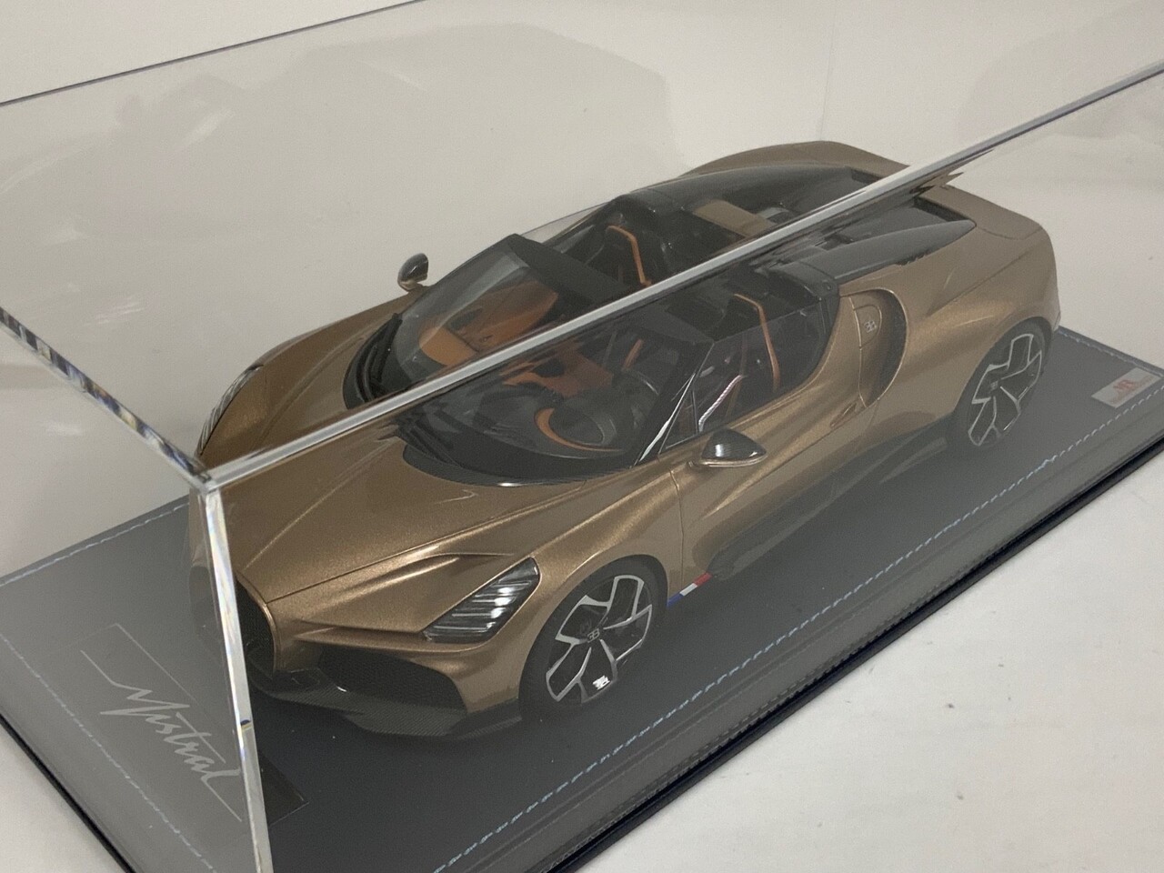 Bugatti Bugatti Mistral W16 2023 + Showcase  - 1:18 - MR Collection Models