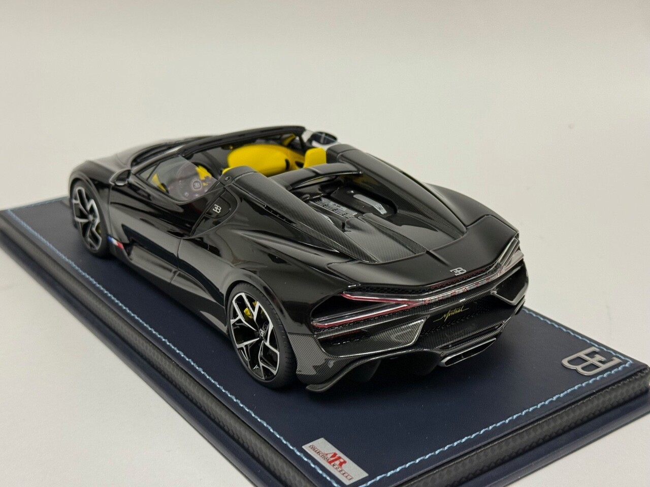 Bugatti Bugatti Mistral W16 2023 + Showcase  - 1:18 - MR Collection Models