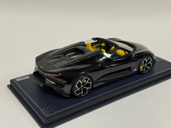 Bugatti Bugatti Mistral W16 2023 + Showcase  - 1:18 - MR Collection Models