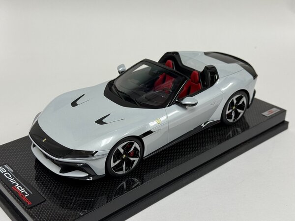 Ferrari Ferrari 12 Cilinders Coupe V12 830CV 2024 + Showcase  - 1:18 - MR Collection Models