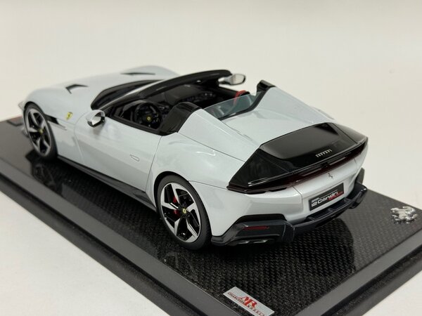 Ferrari Ferrari 12 Cilinders Coupe V12 830CV 2024 + Showcase  - 1:18 - MR Collection Models