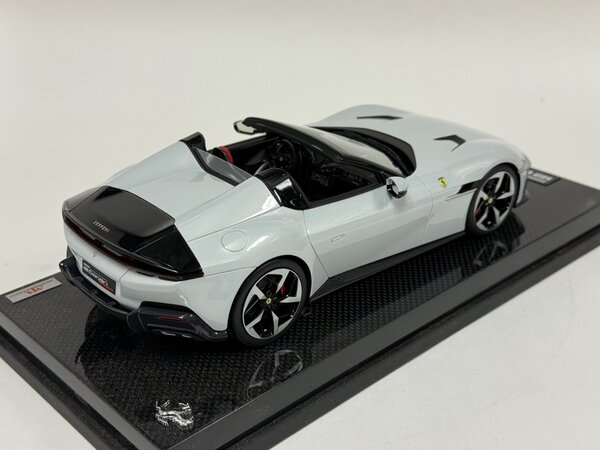 Ferrari Ferrari 12 Cilinders Coupe V12 830CV 2024 + Showcase  - 1:18 - MR Collection Models