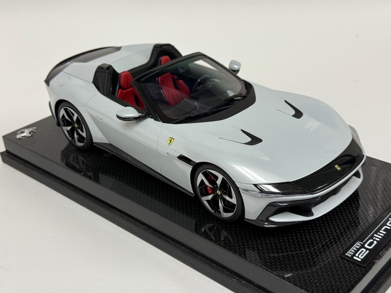 Ferrari Ferrari 12 Cilinders Coupe V12 830CV 2024 + Showcase  - 1:18 - MR Collection Models