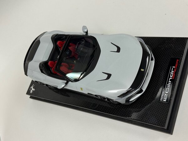 Ferrari Ferrari 12 Cilinders Coupe V12 830CV 2024 + Showcase  - 1:18 - MR Collection Models