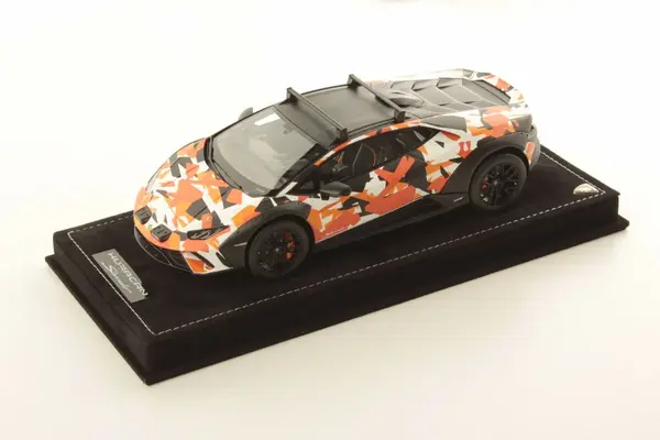 Lamborghini Lamborghini Huracan Sterrato 2022 'All-Terrain' + Showcase - 1:18 - MR Collection Models