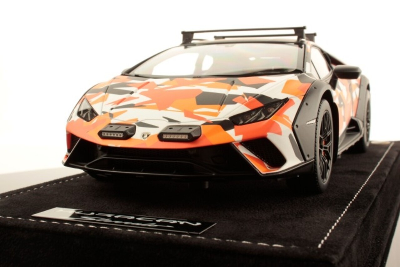 Lamborghini Lamborghini Huracan Sterrato 2022 'All-Terrain' + Showcase - 1:18 - MR Collection Models