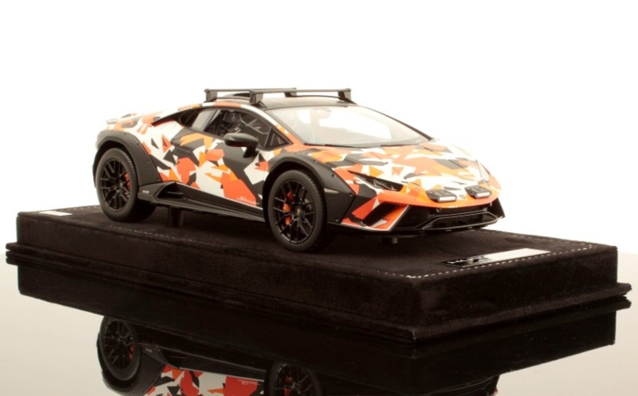 Lamborghini Lamborghini Huracan Sterrato 2022 'All-Terrain' + Showcase - 1:18 - MR Collection Models
