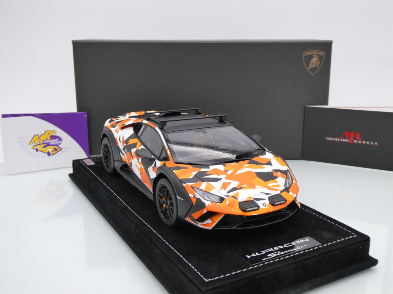 Lamborghini Lamborghini Huracan Sterrato 2022 'All-Terrain' + Showcase - 1:18 - MR Collection Models