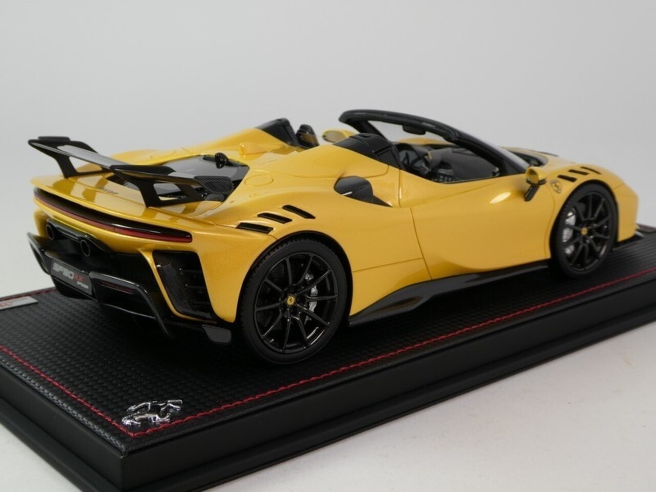 Ferrari Ferrari SF90 XX Stradale Spider 2024 + Showcase - 1:18 - MR Collection Models