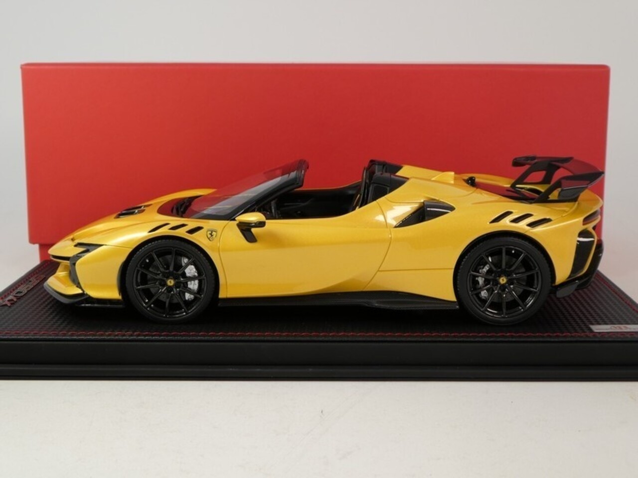 Ferrari Ferrari SF 90 XX Stradale Spider 2024 + Showcase - 1:43 - MR Collection Models