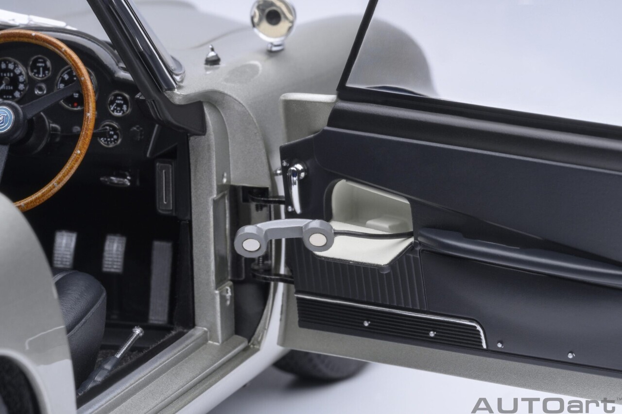 Aston Martin Aston Martin DB5 Goldfinger (+ Weapons) - 1:18 - AUTOart