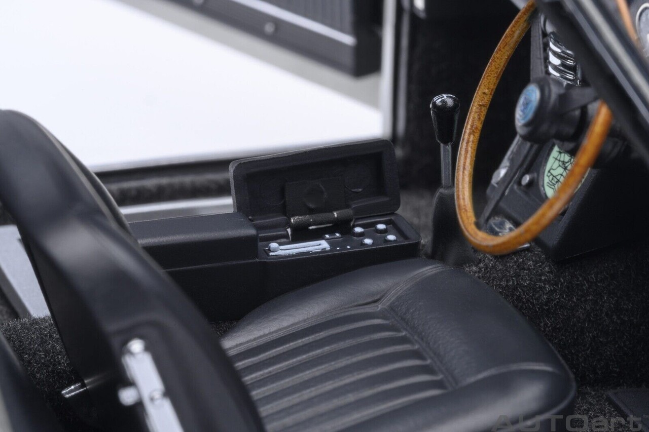 Aston Martin Aston Martin DB5 Goldfinger (+ Weapons) - 1:18 - AUTOart