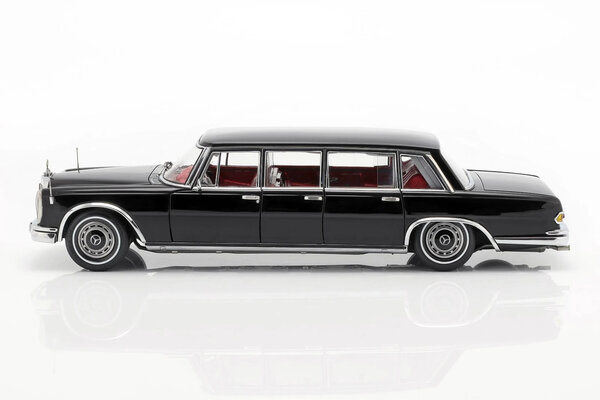 Mercedes-Benz Mercedes-Benz S-Class 600 Pullman W100 1963 - 1:18 - CMC Mercedes-Benz Mercedes-Benz S-Class 600 Pullman W100 1963 - 1:18 - CMC
