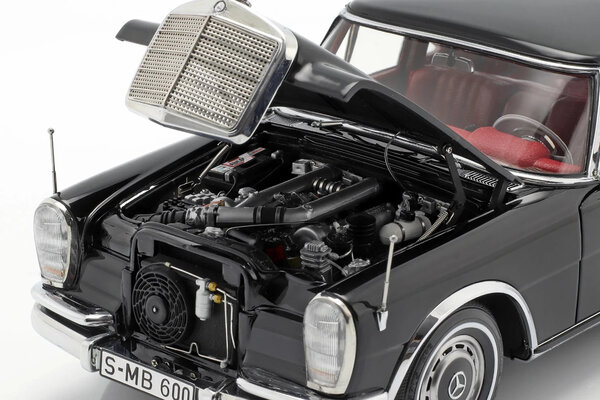 Mercedes-Benz Mercedes-Benz S-Class 600 Pullman W100 1963 - 1:18 - CMC Mercedes-Benz Mercedes-Benz S-Class 600 Pullman W100 1963 - 1:18 - CMC