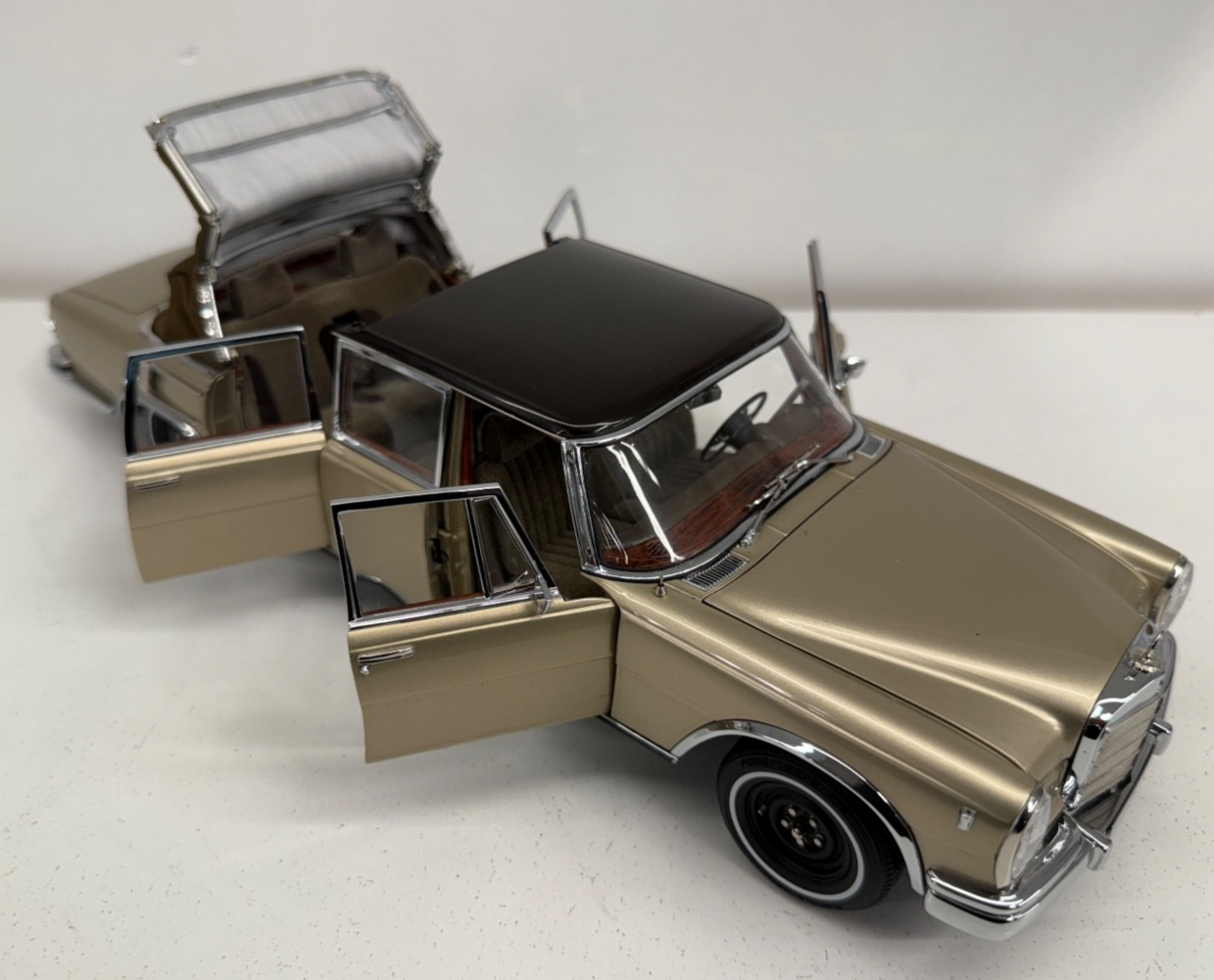 Mercedes-Benz Mercedes-Benz S-Class 600 Pullman W100 Landaulet Soft-Top Semiconvertible 1972 - 1:18 - CMC