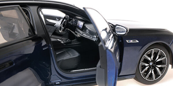 BMW BMW i7 M70 - 1:18 - Minichamps